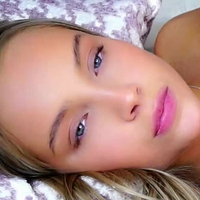 Улыбающиеся губы Голая