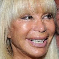 Лова Мур Голая