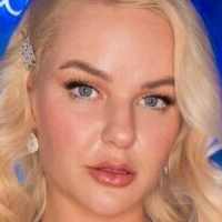 Викмари Голая